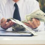 50-plussers besparen maandelijks tientallen euro's met één gewoonte