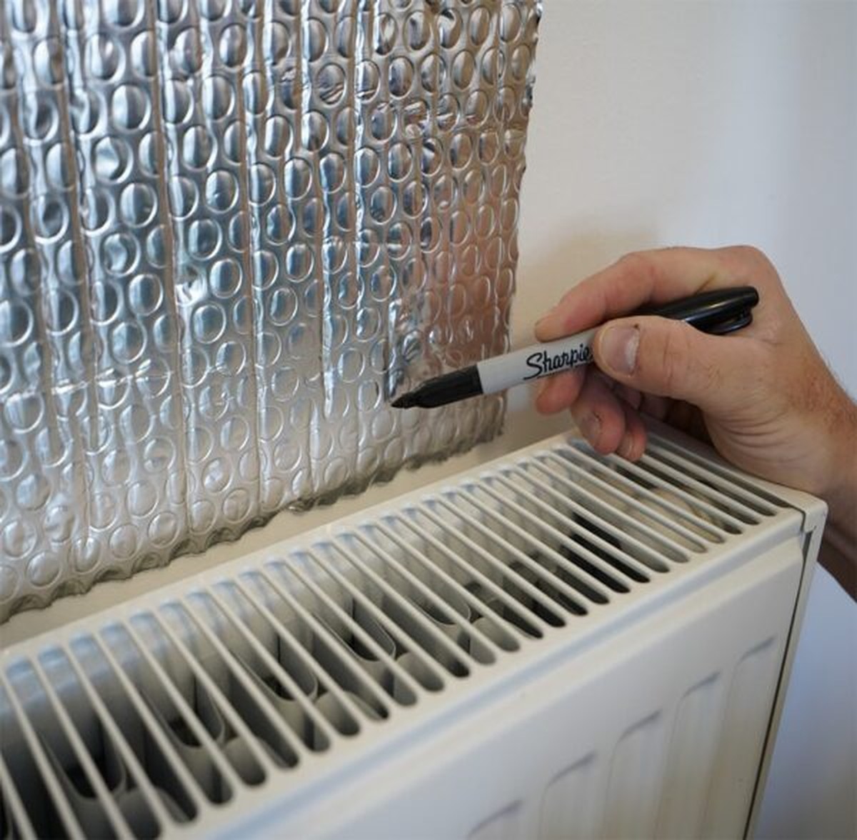 Aluminiumfolie achter de radiator? Dit bespaart 30% op je verwarmingsrekening - image 1