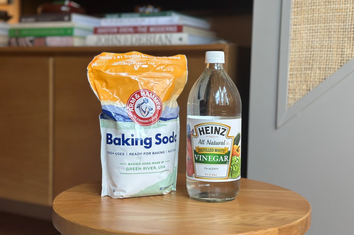 Bakingsoda en azijn: waarom loodgieters dit mengsel aanraden voor verstopte buizen