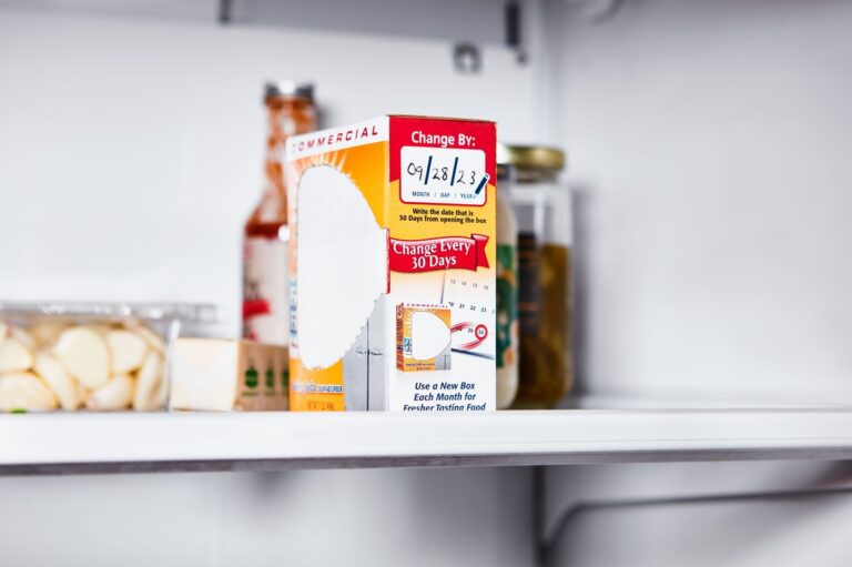 Bakingsoda in je koelkast: waarom dit beter werkt dan dure luchtverfrissers