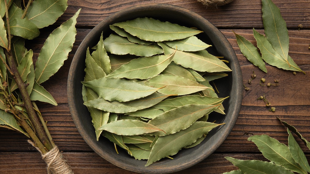 Een laurierblad in je bloem: het 100 jaar oude geheim tegen voedselmoffen