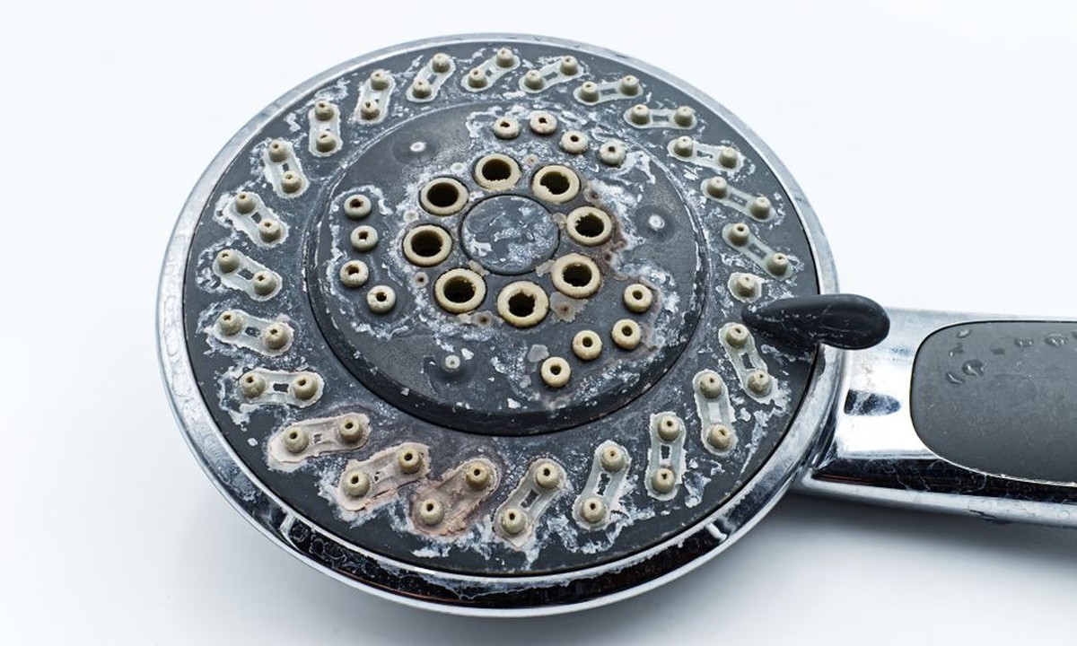 Een nylonkous om je douchekop: waarom loodgieters dit altijd doen - image 2