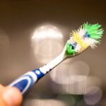 Een oude tandenborstel tegen kalk: hoe je badkamer zichzelf schoonmaakt