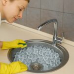 Ijsblokjes in je afvoer: hoe je verstoppingen voorkomt zonder giftige chemicaliën