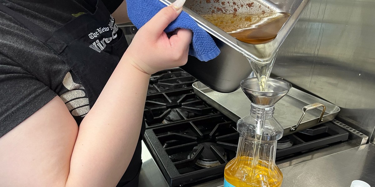 Loodgieters waarschuwen: giet NOOIT deze olie in de afvoer