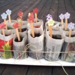 Oude kranten onder je bloempotten: waarom tuincentra hier stil over blijven