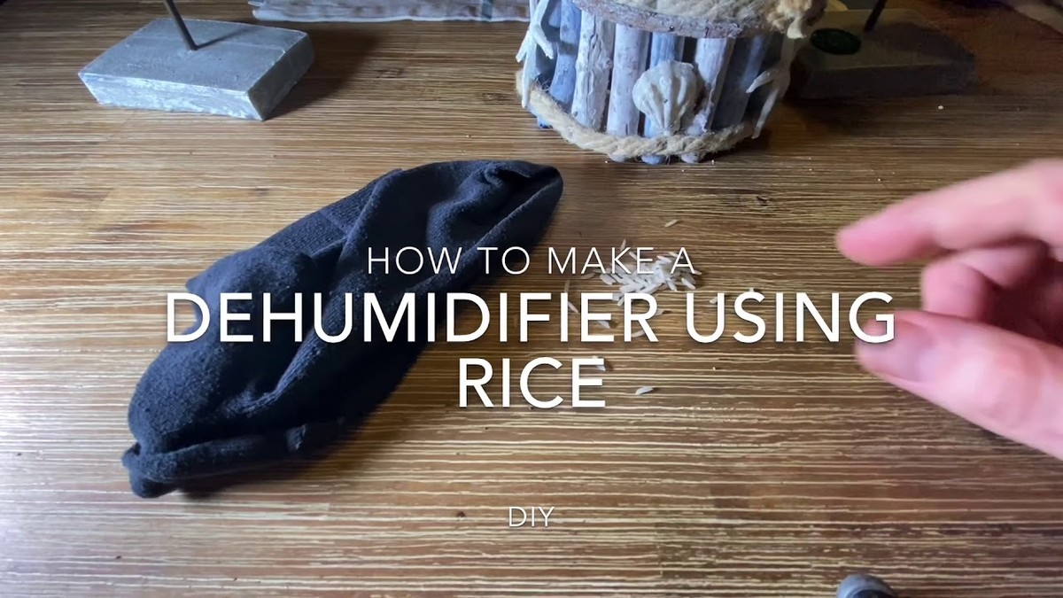 Oude sok gevuld met rijst: de natuurlijke ontvochtiger die beter werkt dan elektronische apparaten