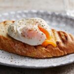 Waarom chefkoks altijd azijn toevoegen aan kokend water met eieren