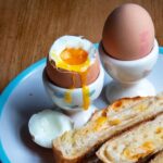 Waarom chefkoks altijd witte azijn toevoegen aan kokend water met eieren