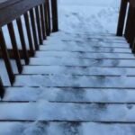Waarom je nooit meer zout op glibberige traptreden strooit