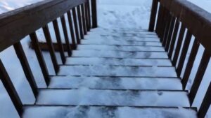 Waarom je nooit meer zout op glibberige traptreden strooit