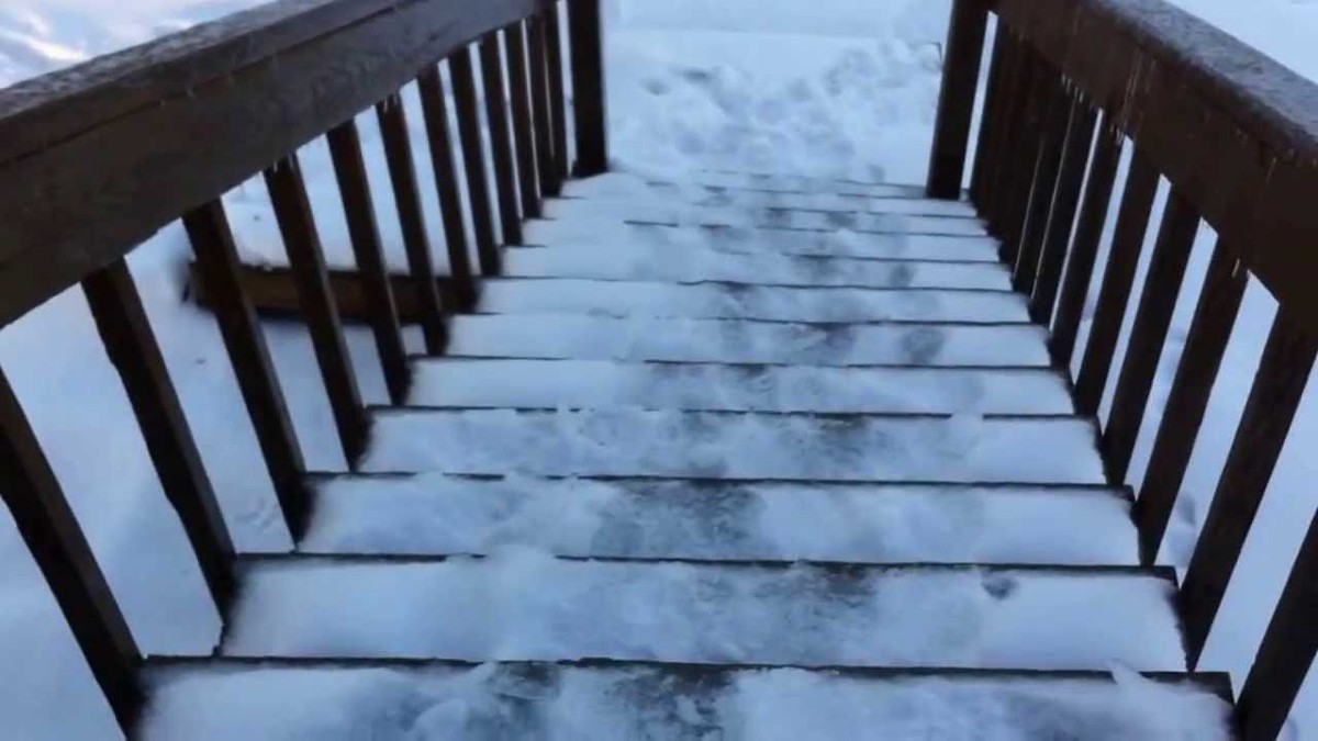 Waarom je nooit meer zout op glibberige traptreden strooit