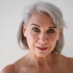 Waarom minder make-up je er jonger uit doet zien na 50