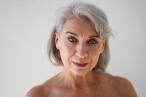 Waarom minder make-up je er jonger uit doet zien na 50