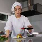 Waarom professionele koks altijd azijn in kokend water doen