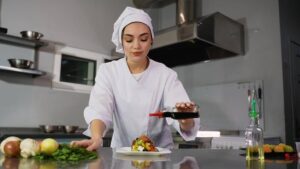 Waarom professionele koks altijd azijn in kokend water doen