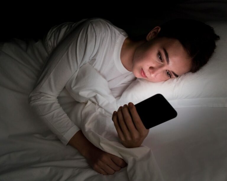 Waarom slaaponderzoekers je telefoon op een plaats willen hebben