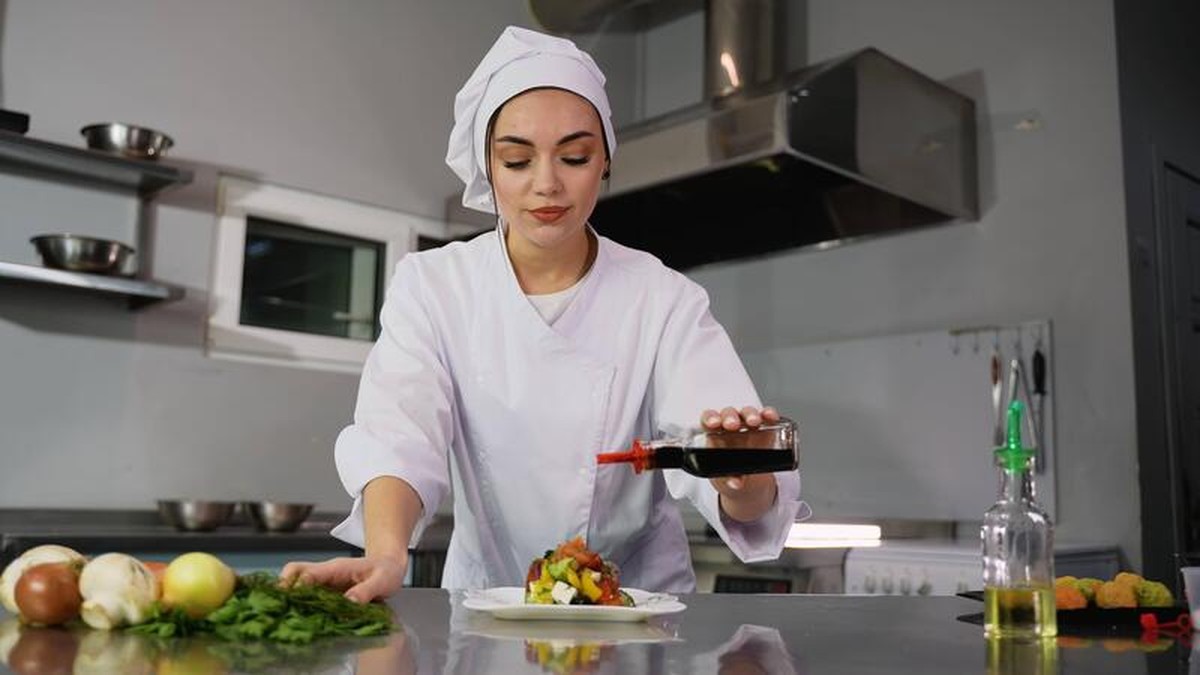 Waarom sterrenköken altijd azijn toevoegen aan kokend water met eieren
