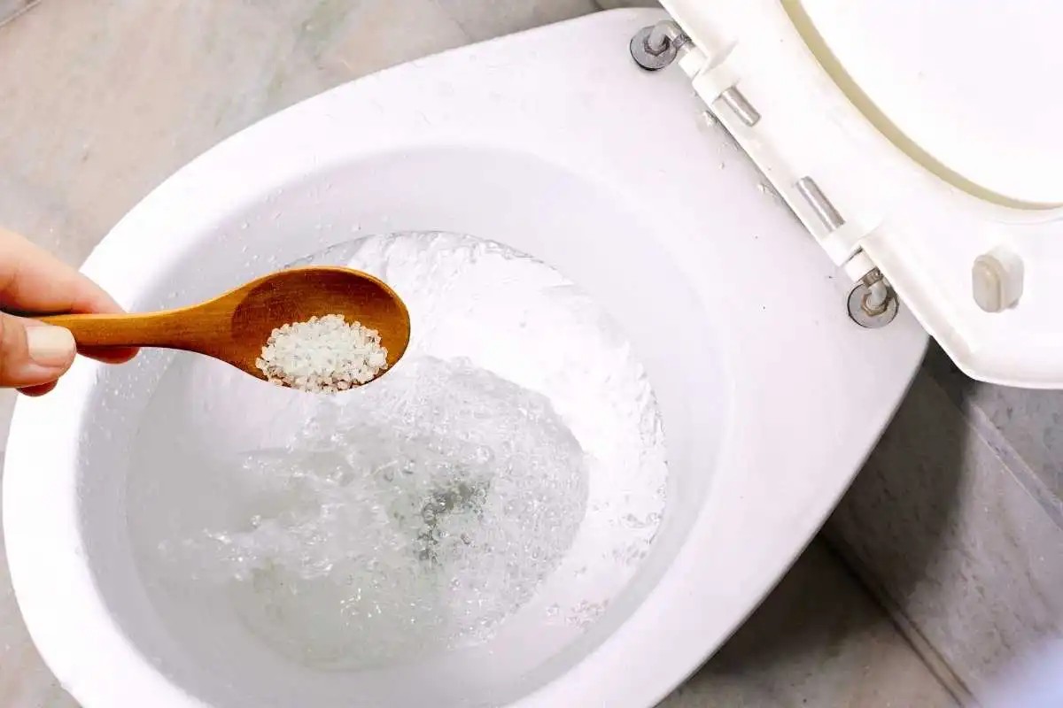 Zout in je toiletpot: waarom loodgieters dit elke week doen