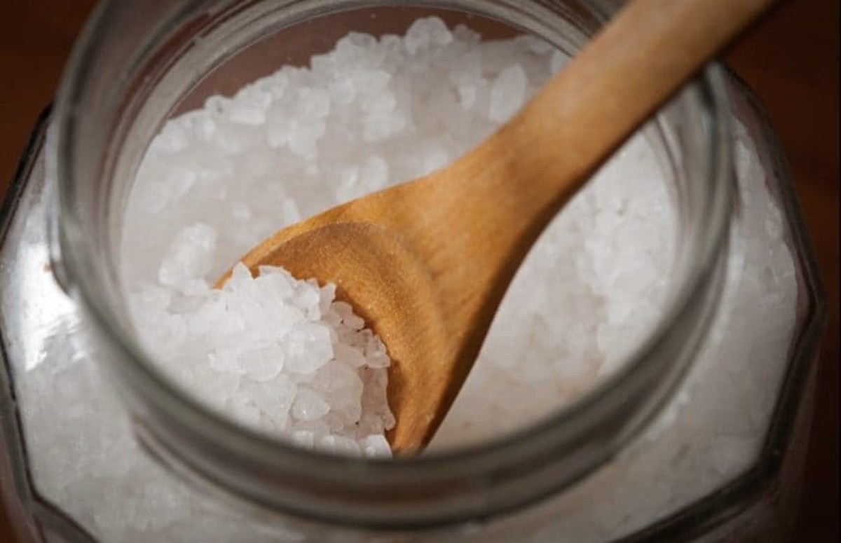 Zoutkorrels op je gootsteen: de truc waardoor je nooit meer schuren hoeft - image 1