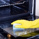 Zoutoplossing en een oude tandenborstel: je oven wordt weer als nieuw